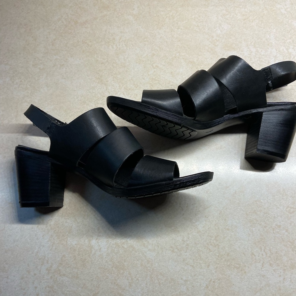 Sophia Milano Black size 8.5 Strappy Sandals